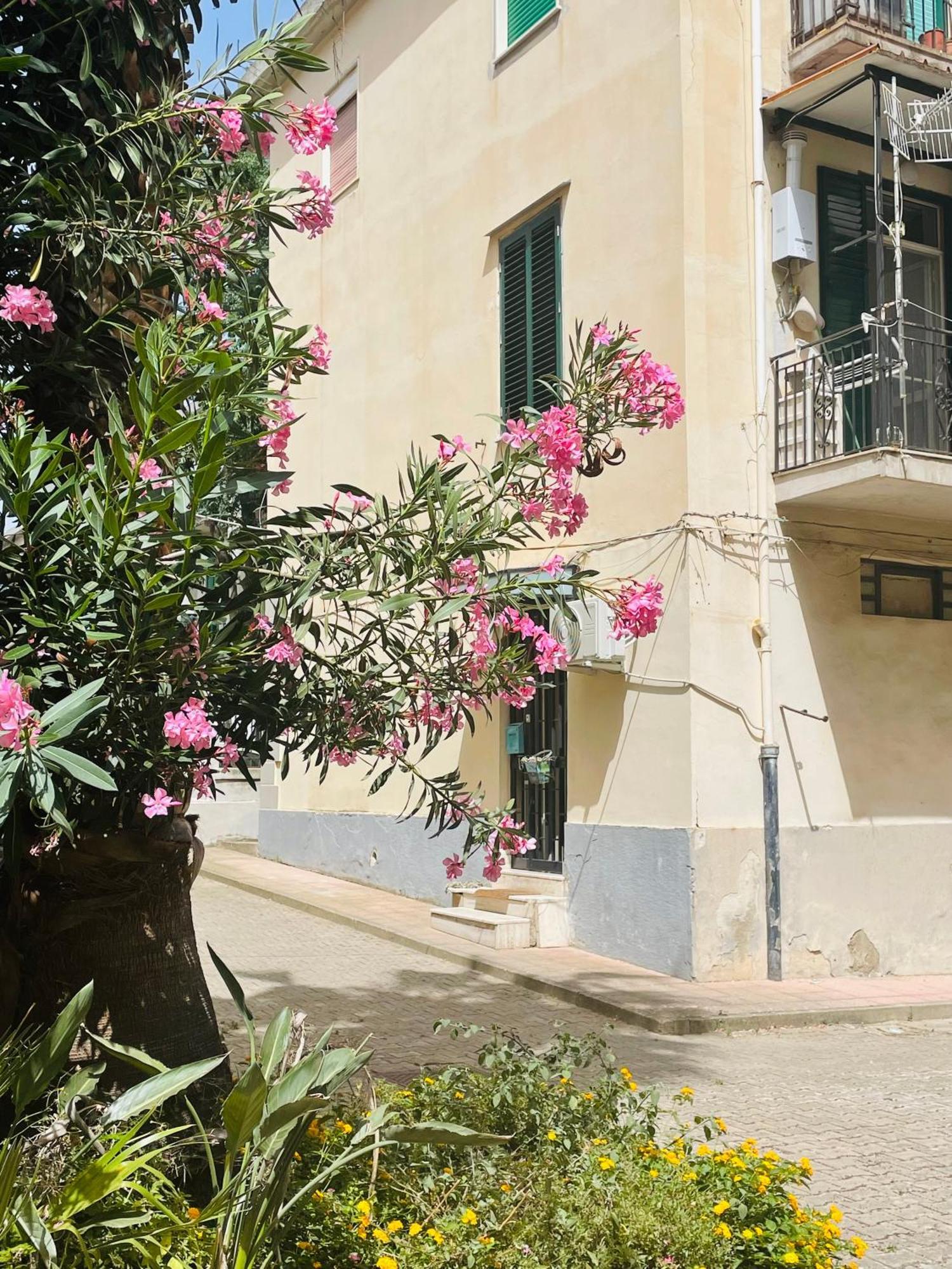 Your Temporary Home - City Center Messina Bagian luar foto